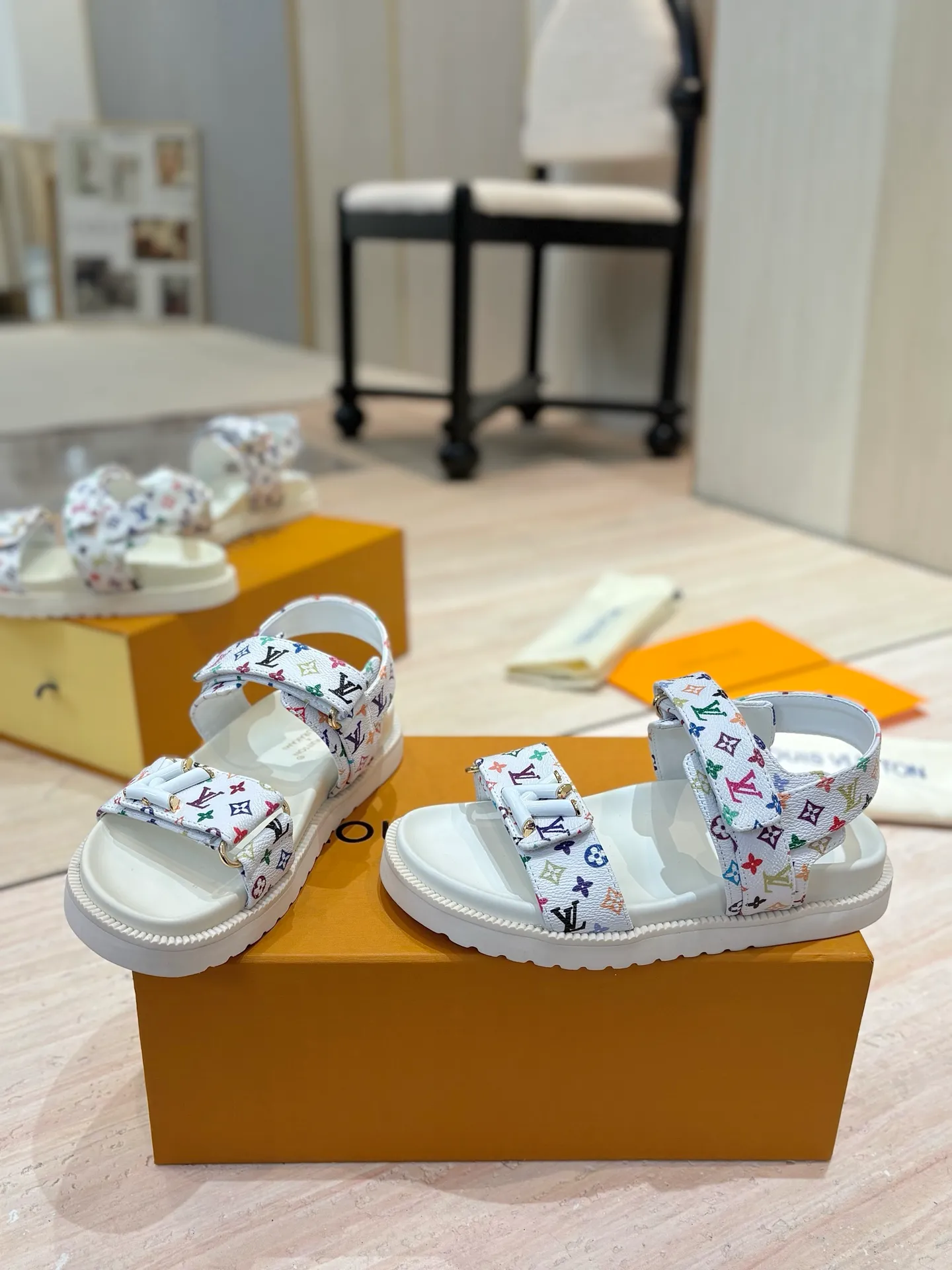 👟👟Ex-factory price 460👟👟 LV 2025 spring and summer new products 🥰 Popular LV donkey brand counters Embossed logo embossed sandals This Pool Pillow Comfort flat sandals are made of technical fabrics and use high-frequency embossing technology to reinterpret the Monogram pattern. Soft padded upper with adjustable Velcro, comfortable and tough insole adds harmonious colors 👍New hard goods, purchasing agent level! Full of high-end feel! A popular model among bloggers at home and abroad, it’s retro and fashionable and looks amazing on your feet! The official website's main recommendation 👍👍 ✅ Upper: waterproof special original fabric ✅ Inner lining: imported mixed sheepskin ✅ Outsole: original molded foam outsole ✅ Number of sizes: women's size 35-45 (women's size 41 men's 38.45, custom-made, non-refundable) ✅ Packaging: full set of drawer boxes ​
